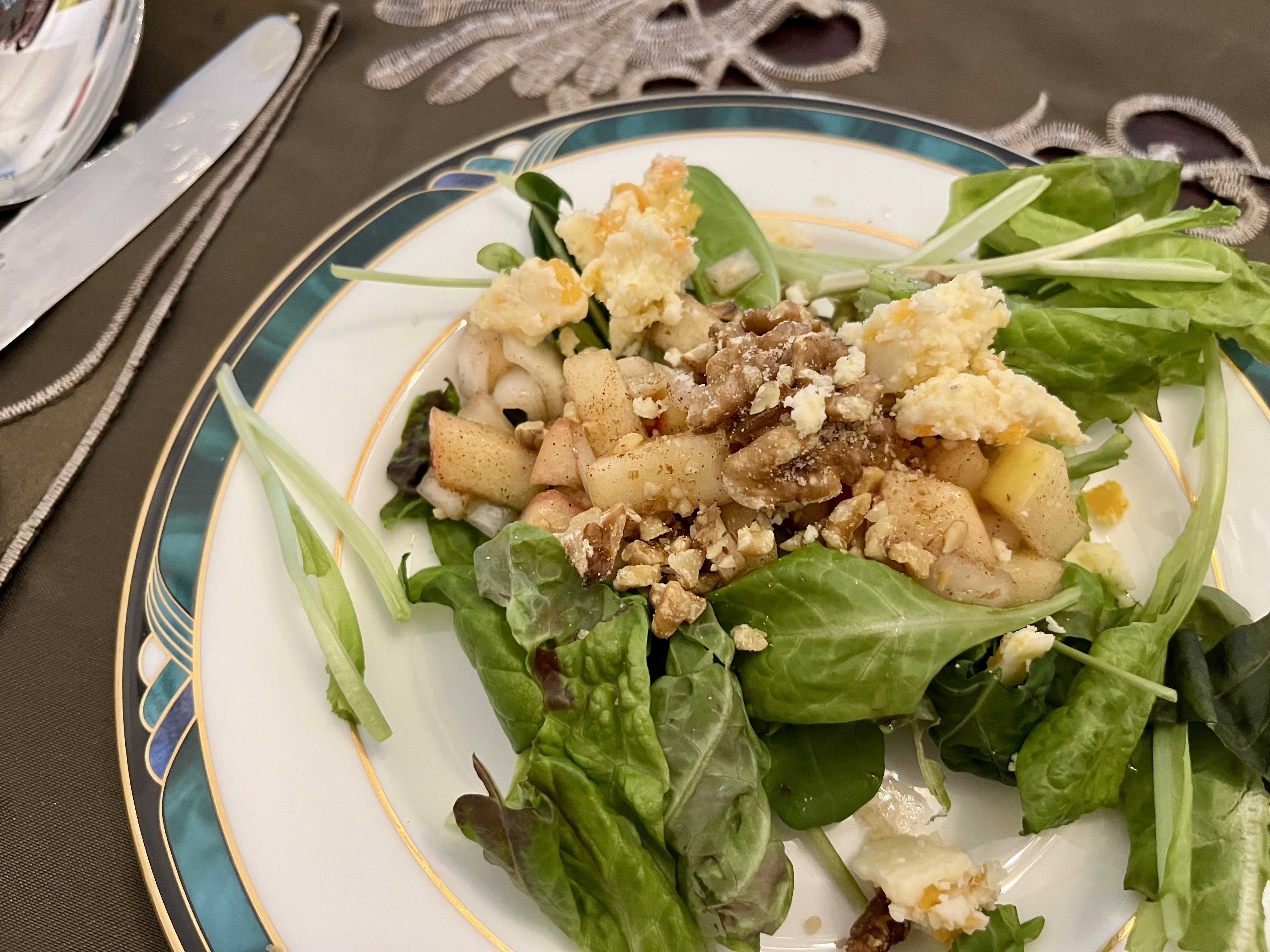 Apple cinnamon walnut salad